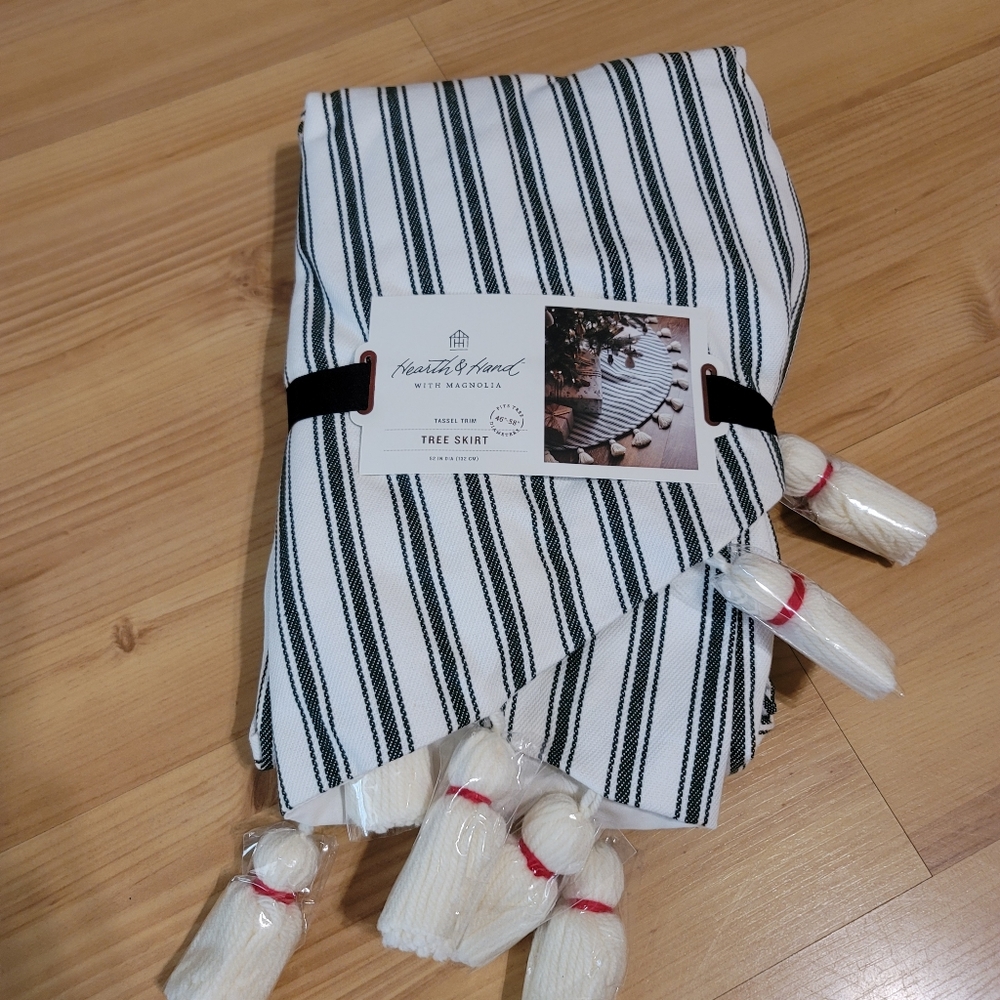 H&H Striped Christmas Tree Skirt ๐ - Picture 3 of 10